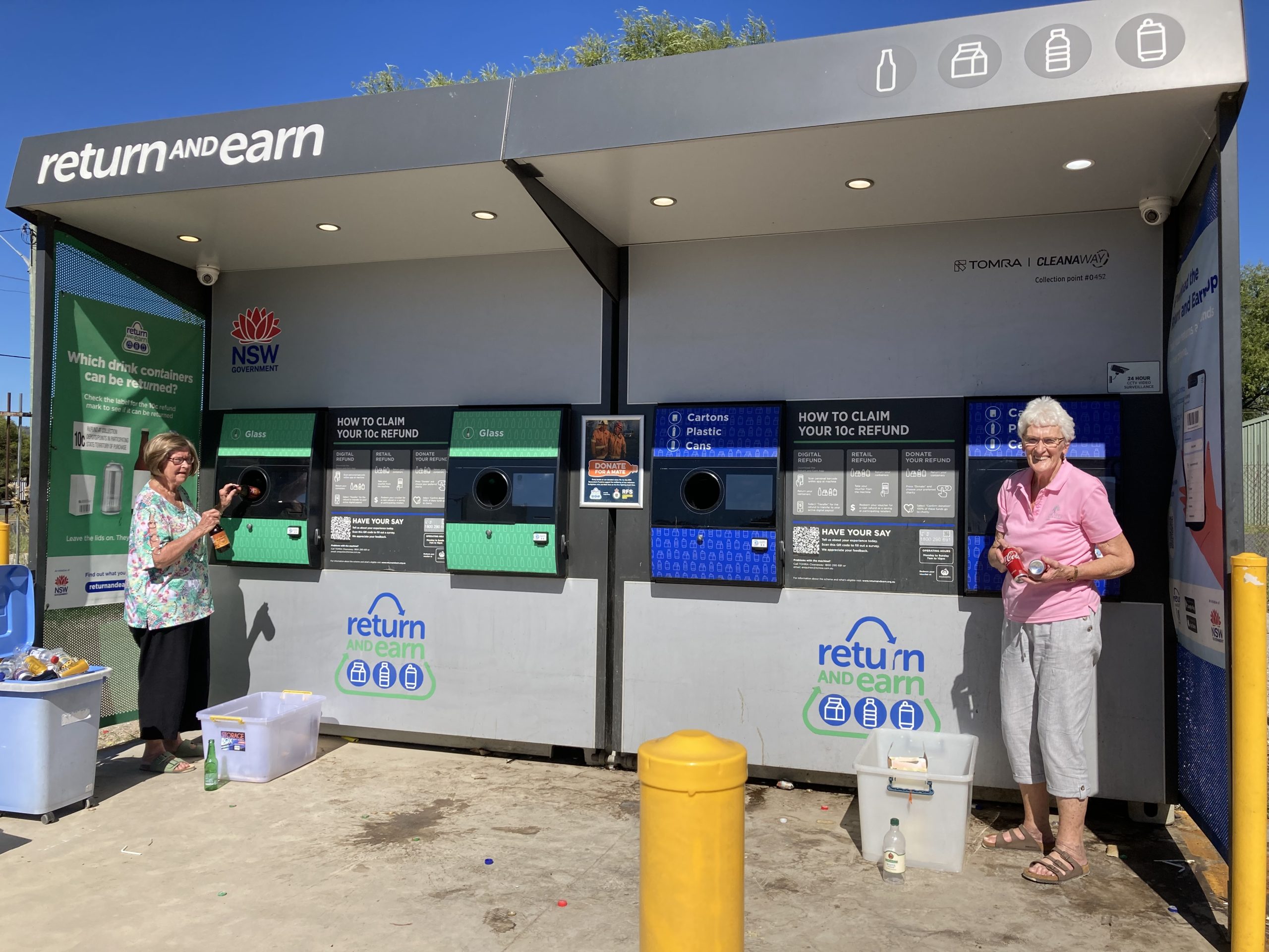 Oak Tree Retirement Village residents in Mudgee returning containers with Return and Earn